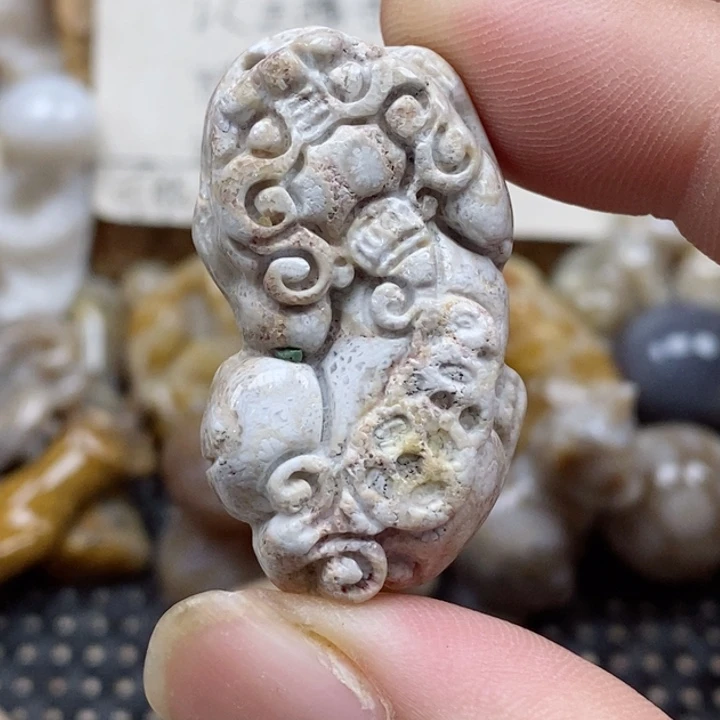 颈饰未镶嵌硅化珊瑚（珊瑚玉）有瑕