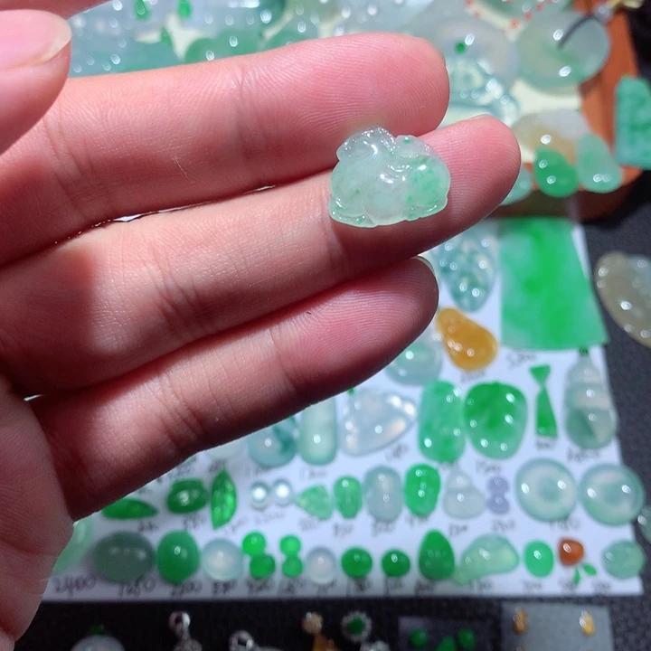 翡翠未镶嵌颈饰马