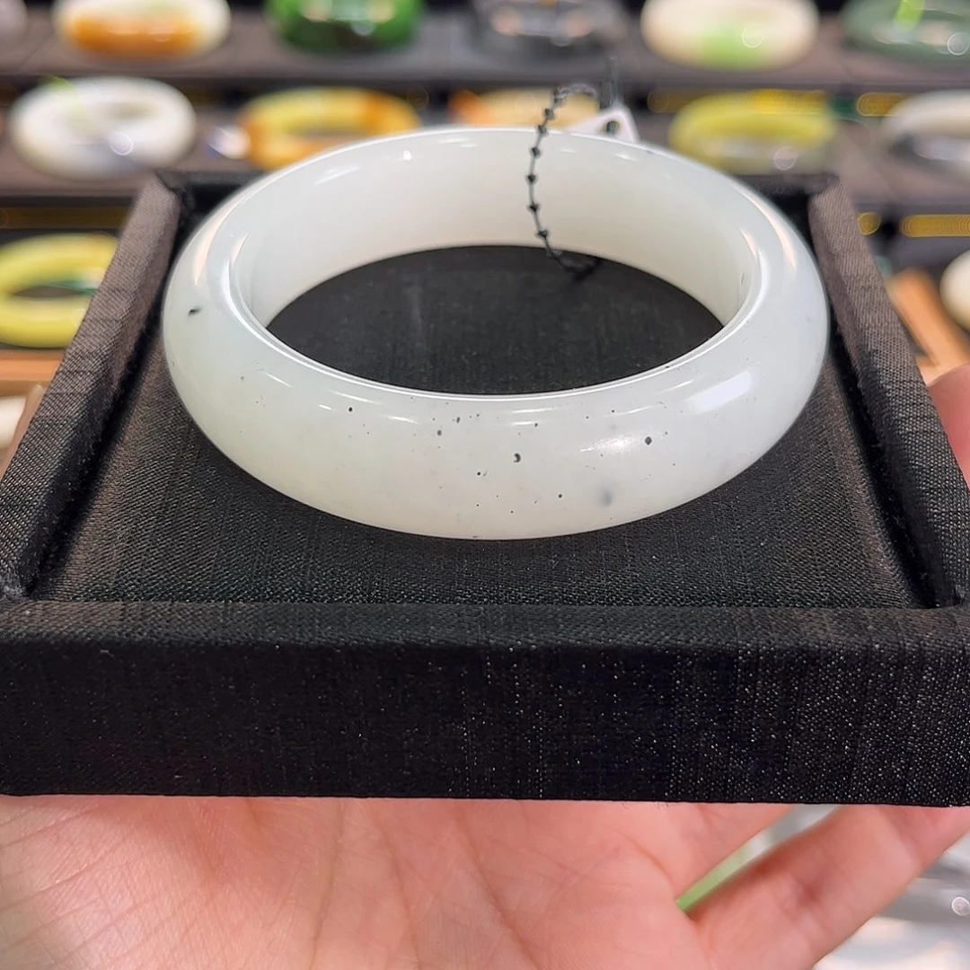 和田玉未镶嵌手镯油冰底白底点墨 特色款