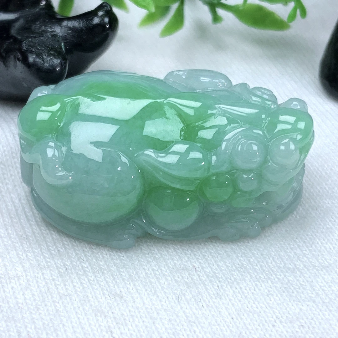 天然缅甸翡翠A货冰润飘绿貔貅吊坠圆润饱满尺寸32.3−19.8−12.6mm