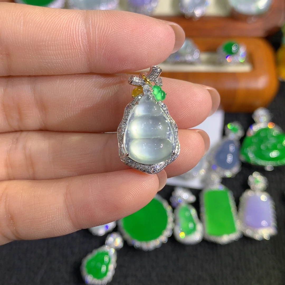 翡翠18K金镶嵌颈饰