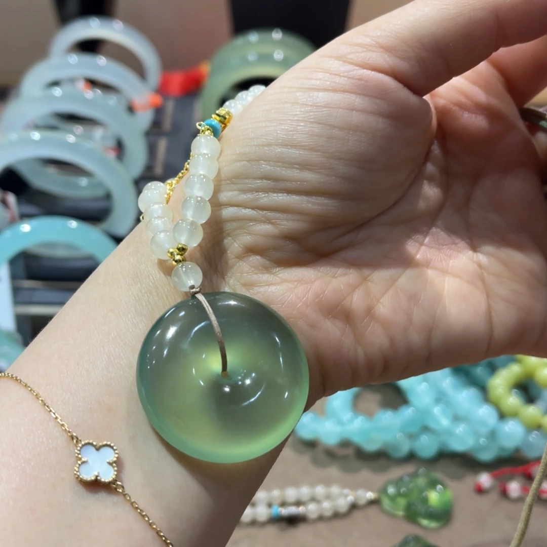 蛇纹石玉颈饰未镶嵌