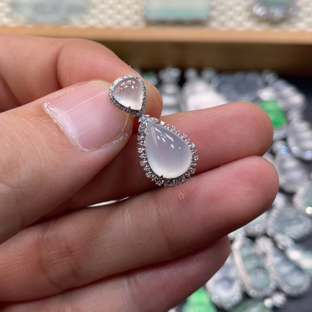 翡翠18K金镶嵌颈饰水滴