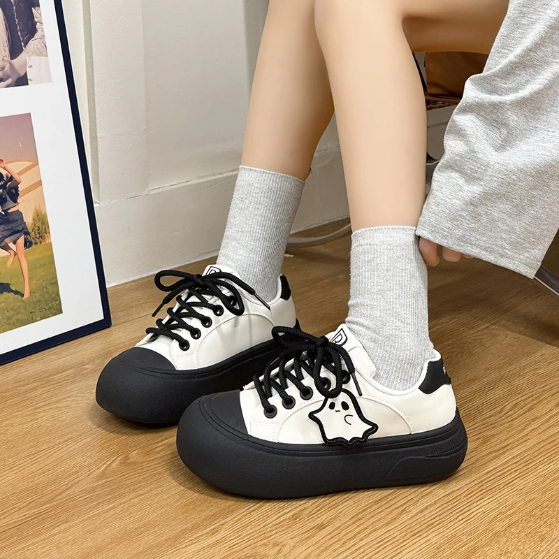 人本时尚ins风休闲百搭幽灵圆头女款板鞋韩版黑白厚底运动小白鞋