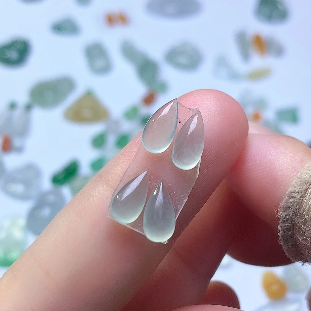 翡翠未镶嵌颈饰水滴