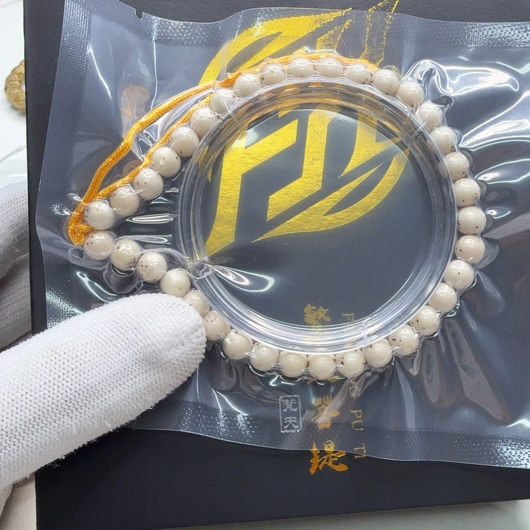 星月菩提吊坠21梵天头条冰白通体龙蛋7左右圆手持一物一图