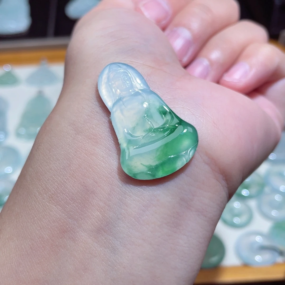 颈饰未镶嵌翡翠素衣观音