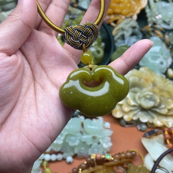 蛇纹石玉吊坠合金