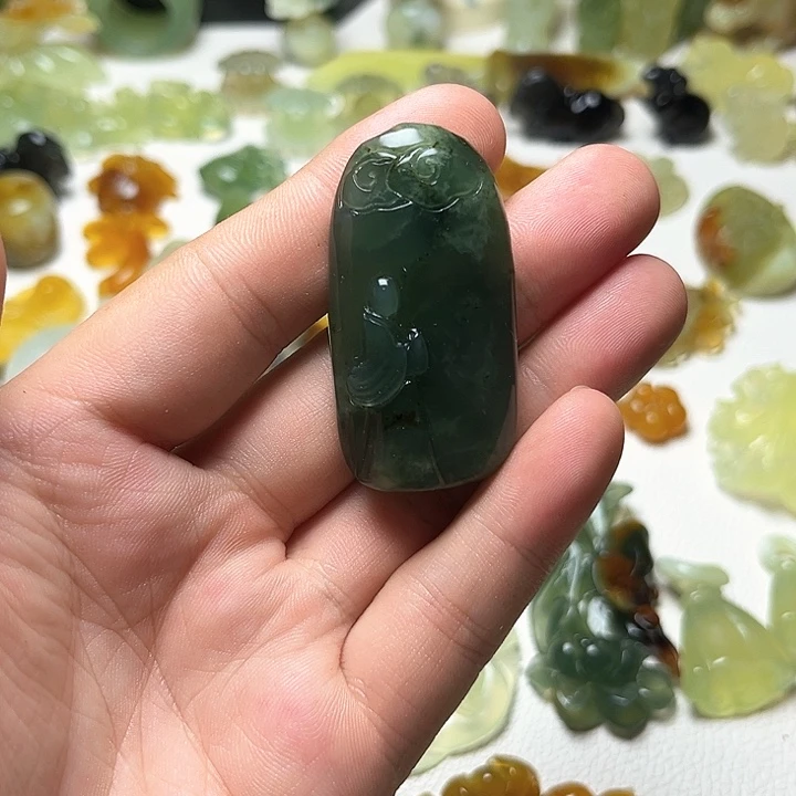 蛇纹石玉未镶嵌颈饰
