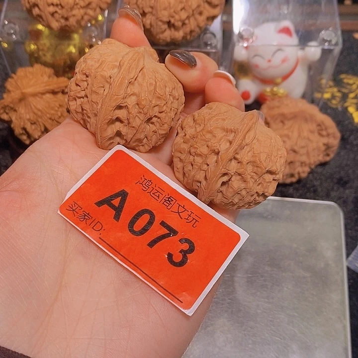 文玩核桃吊坠血麒麟40