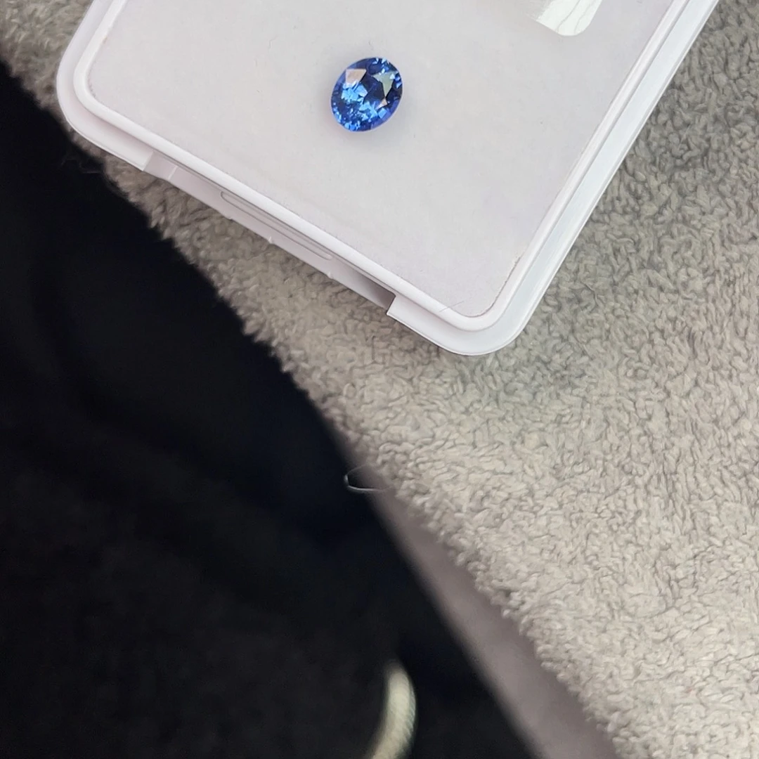 蓝宝石裸石未镶嵌0.634Ct。
