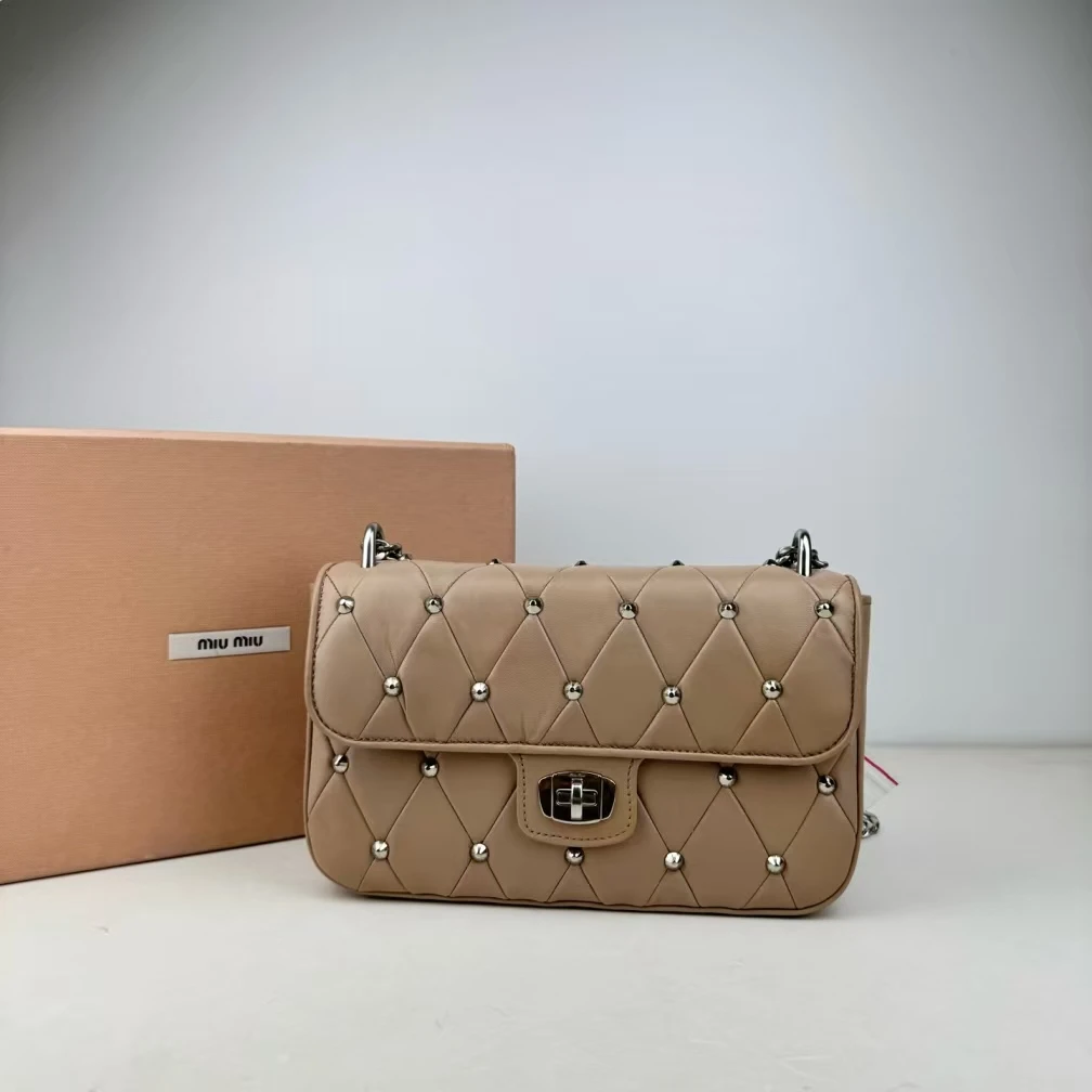 99新 MIU MIU/缪缪 云朵奢品/miumiu铆钉链条菱格腋下包/98新