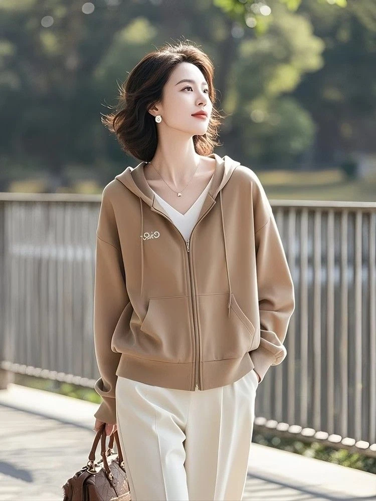 2025年流行的春装独特漂亮小个子百搭薄款卡其色连帽卫衣外套女装