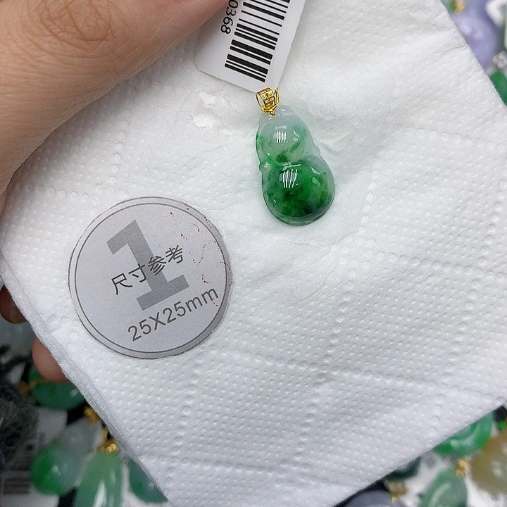颈饰18K金镶嵌翡翠