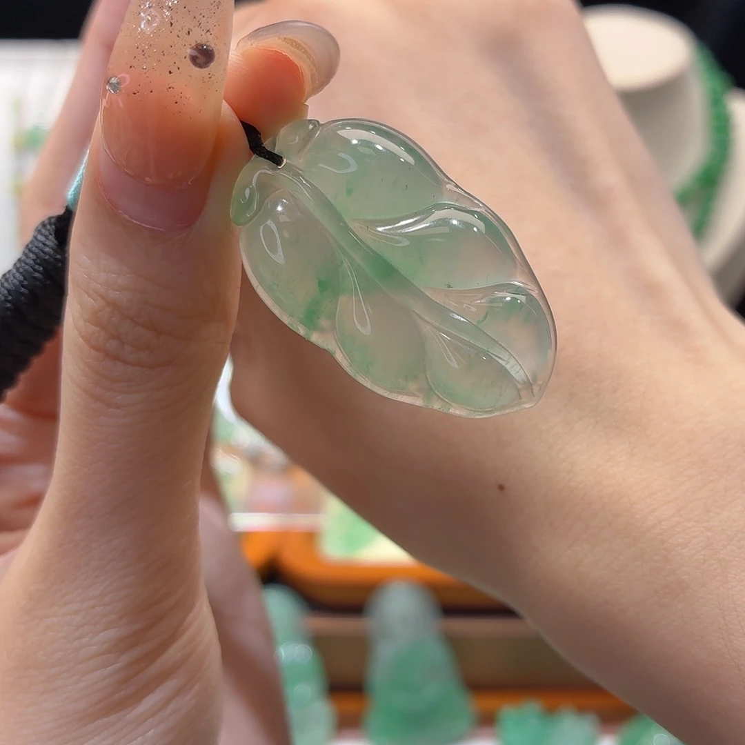 石英质玉未镶嵌颈饰卜**斯