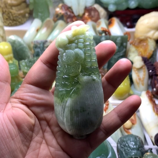 韩***佟蛇纹石玉未镶嵌岫玉手把件