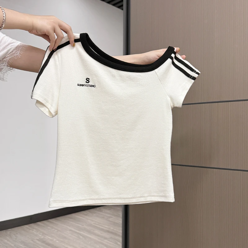 韩系撞色斜领露肩字母刺绣设计感短袖T恤女夏季新款修身上衣