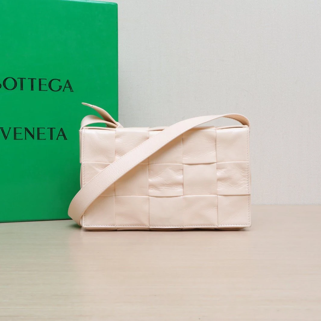 99新 BOTTEGA VENETA/葆蝶家 【黑黑】宽肩带 粉色 868395 手提包