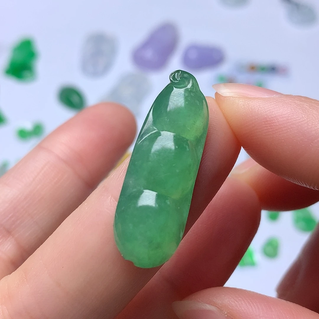 翡翠未镶嵌颈饰豆