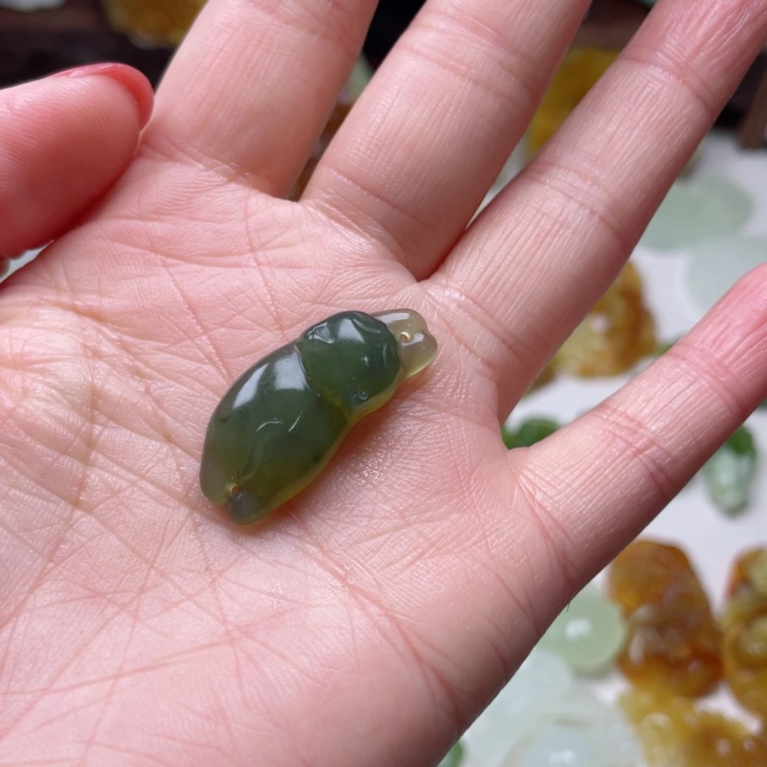 蛇纹石玉颈饰未镶嵌