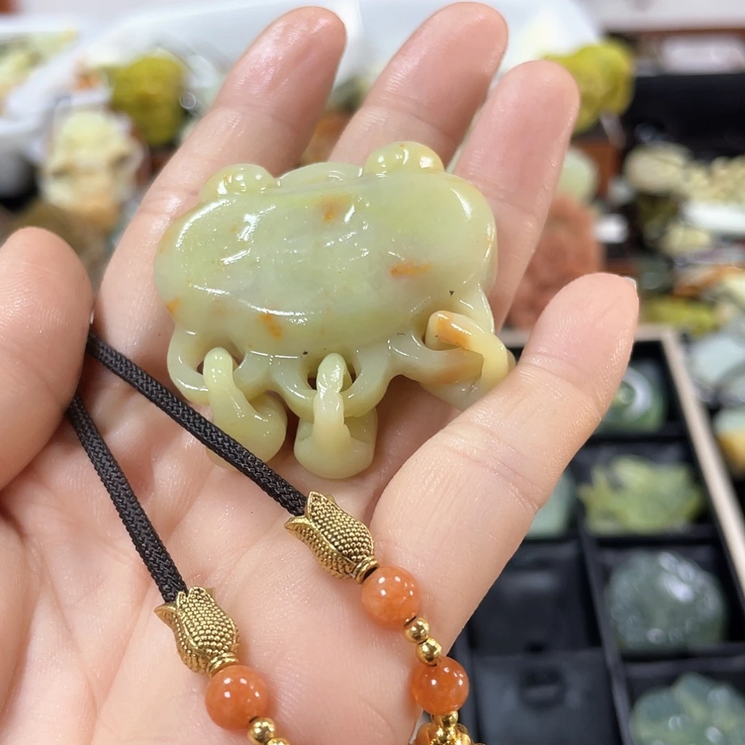 蛇纹石玉颈饰未镶嵌