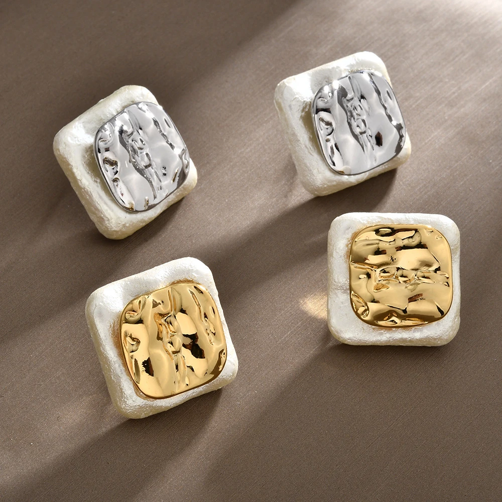 铜合金耳饰 法式气质褶皱方形棉花珠撞色耳钉简约复古个性时尚感