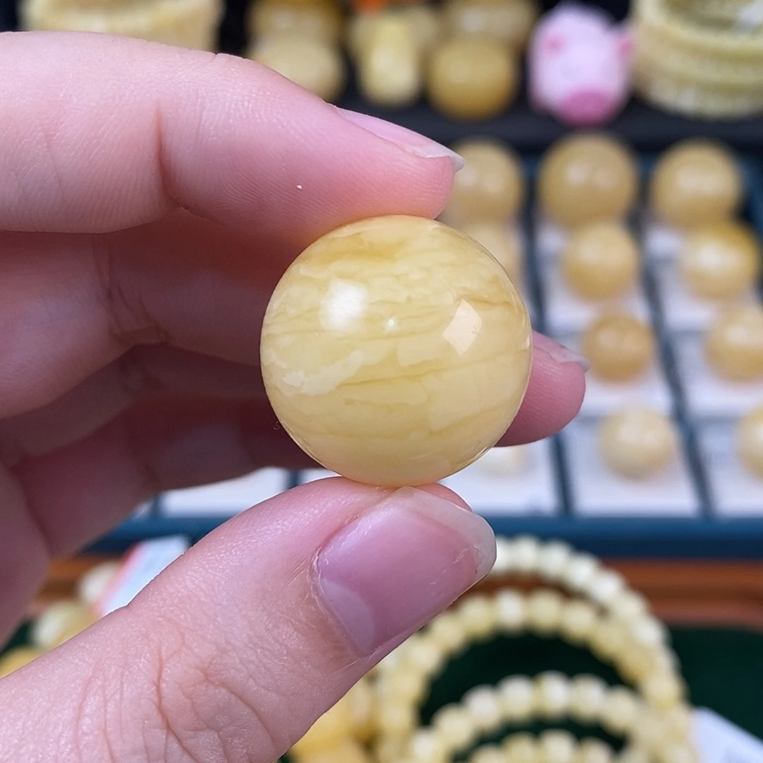 踏***里蜜蜡未镶嵌珠宝奇石