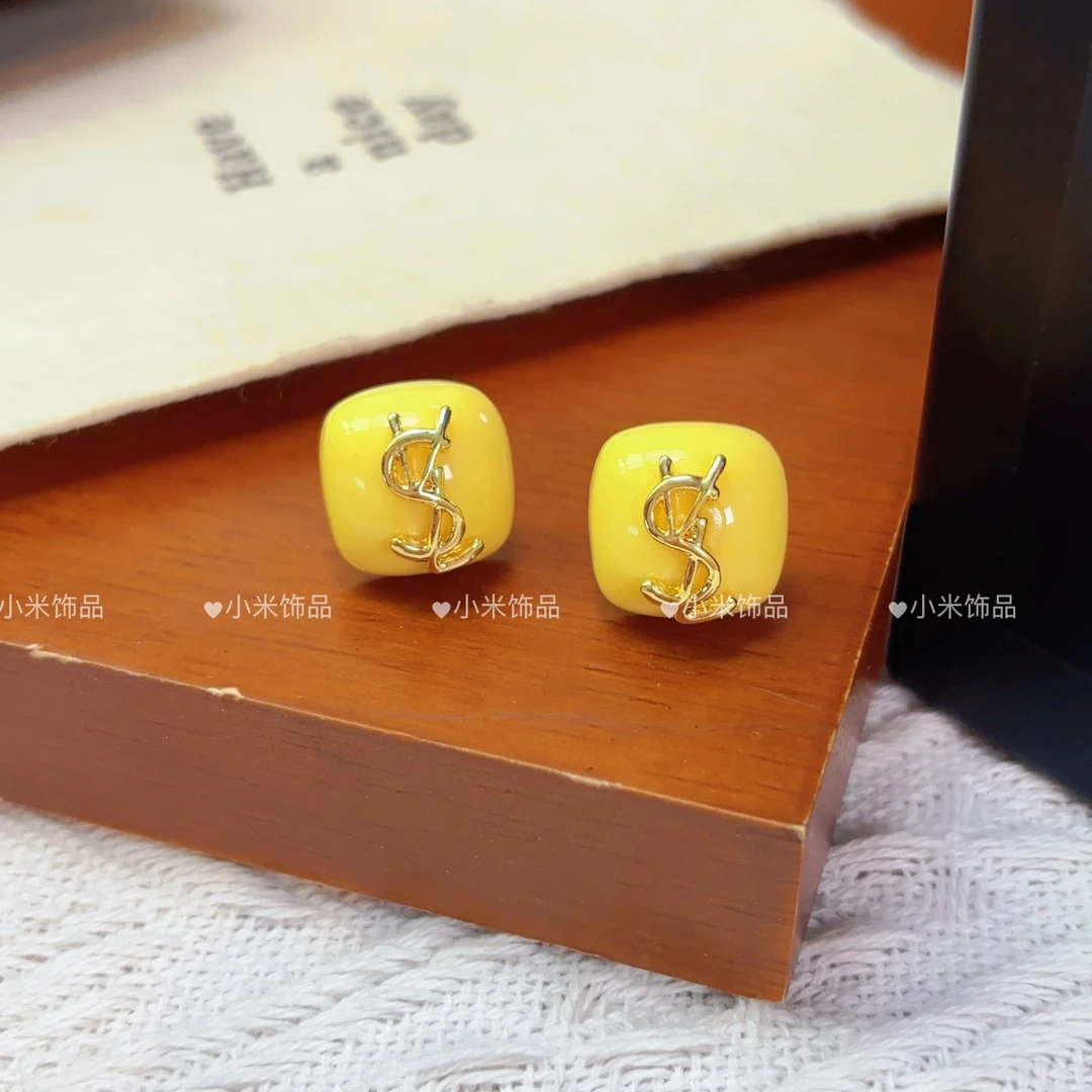 铜合金耳饰 黄色小方~黄色字母耳钉轻奢高级感气质大气时尚 W140