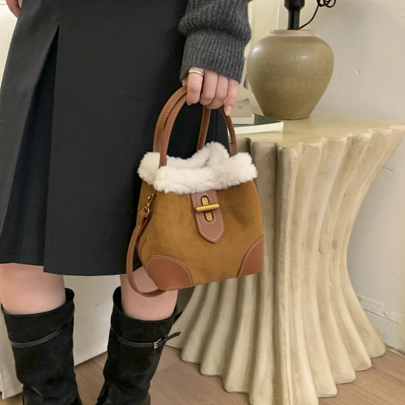 复古麂皮绒手提水桶包女2025新款秋冬氛围感烧麦包洋气通勤斜挎包