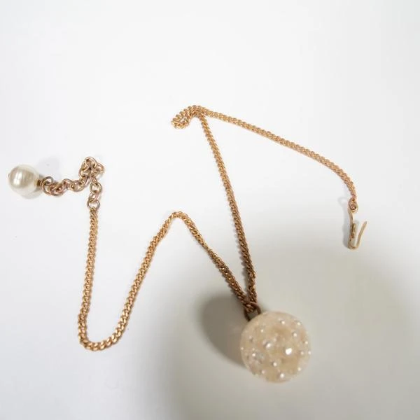 Chanel亚克力珠珠球项链