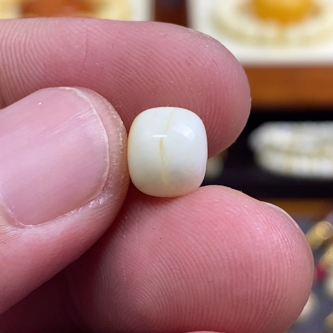 ****哥蜜蜡未镶嵌裸石配饰瑕疵款老型