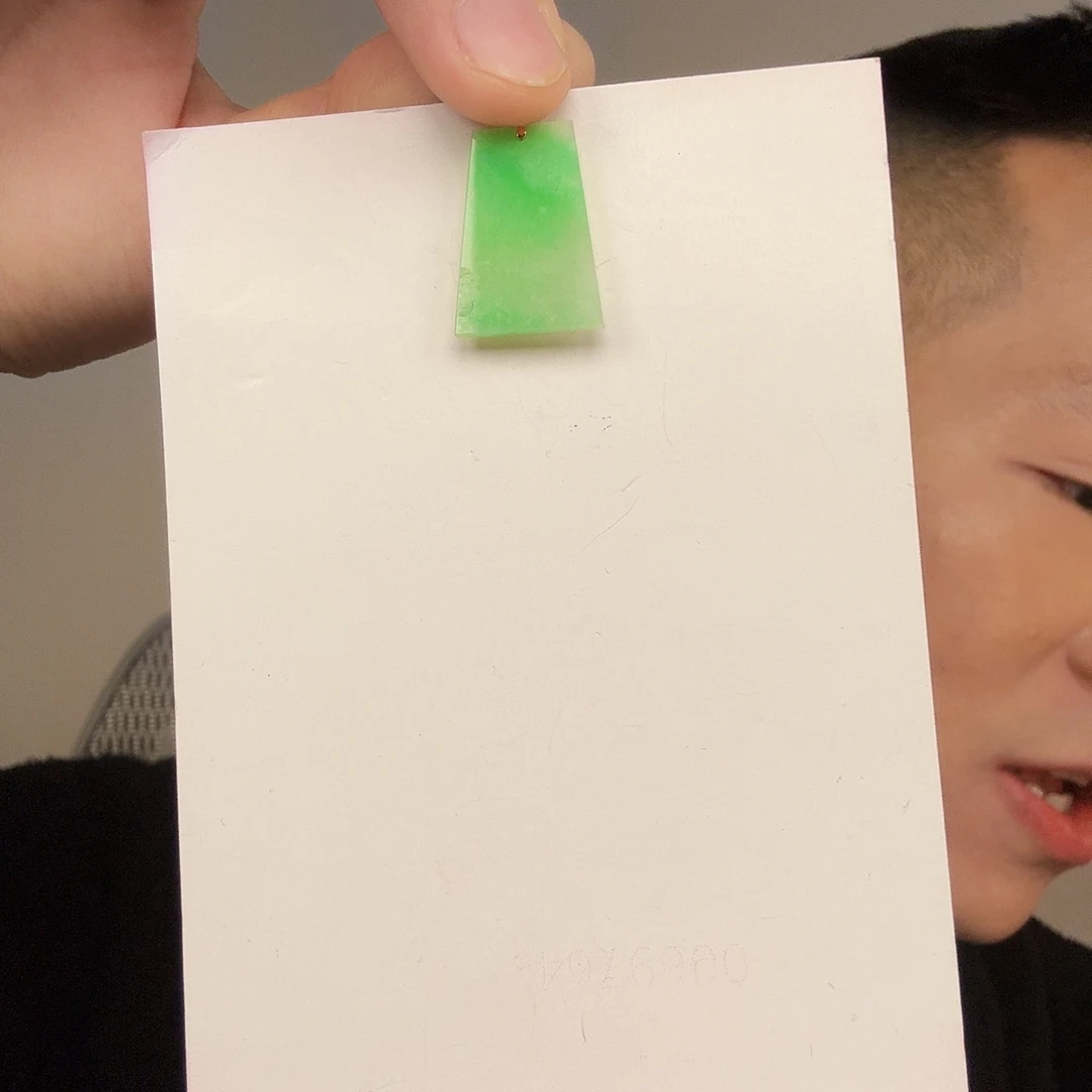 翡翠18K金镶嵌颈饰一件