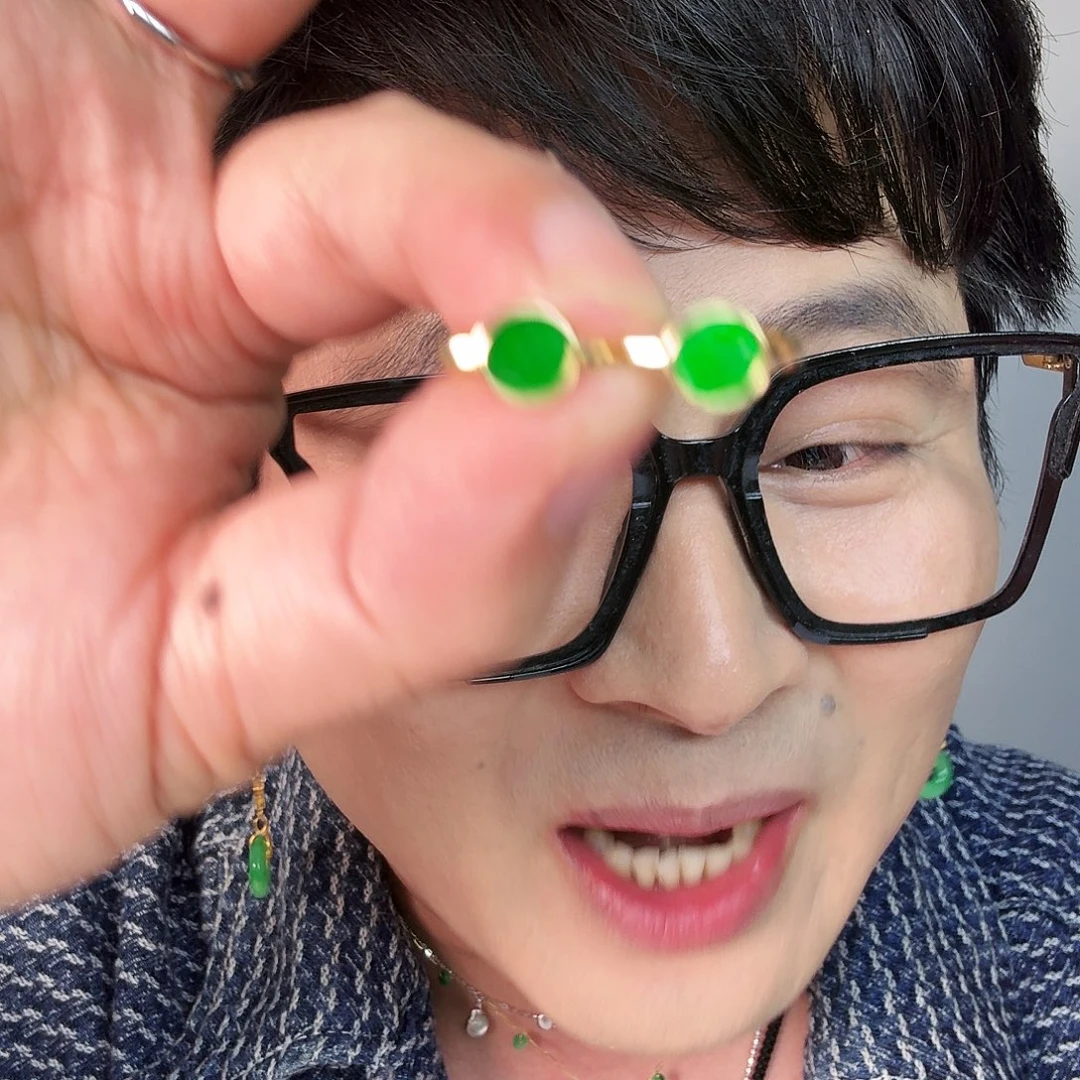 翡翠未镶嵌颈饰一对