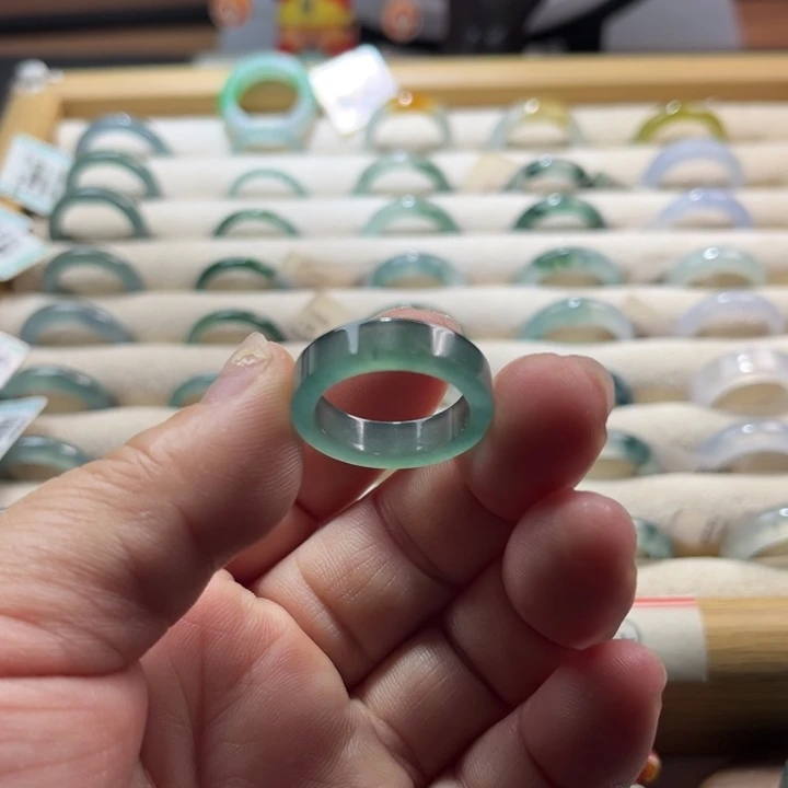翡翠未镶嵌戒指蓝水