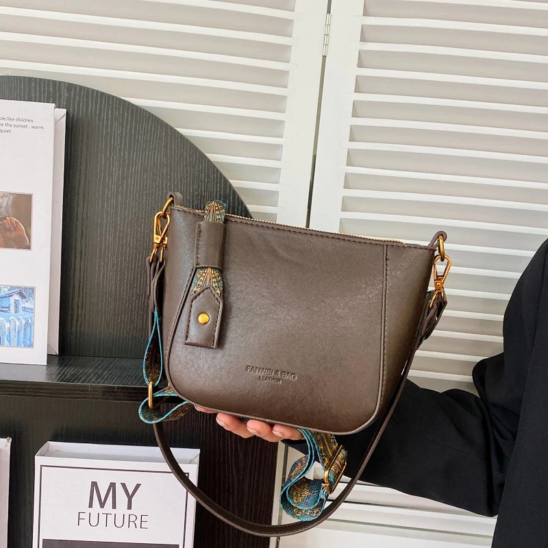 2025新款女士斜跨小包包高级感气质水桶包网红爆款便当包百搭单肩