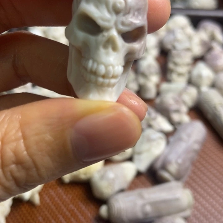 配饰鹿角雕刻一个出