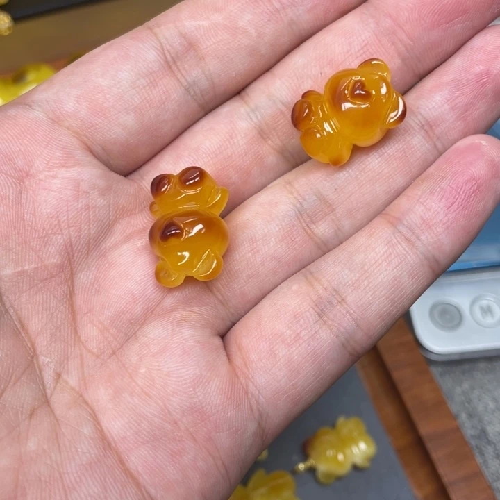 开***心琥珀未镶嵌珠宝奇石