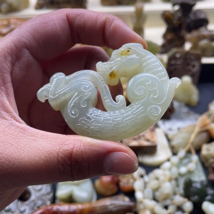 蛇纹石玉颈饰未镶嵌