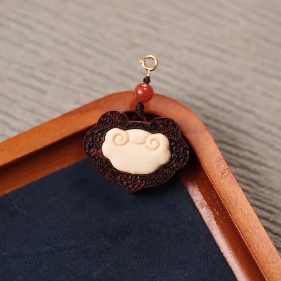 降真香 红降【如意】吊坠二等【镶嵌猛犸牙】木带宝尺寸：3.3x2.5x1cm