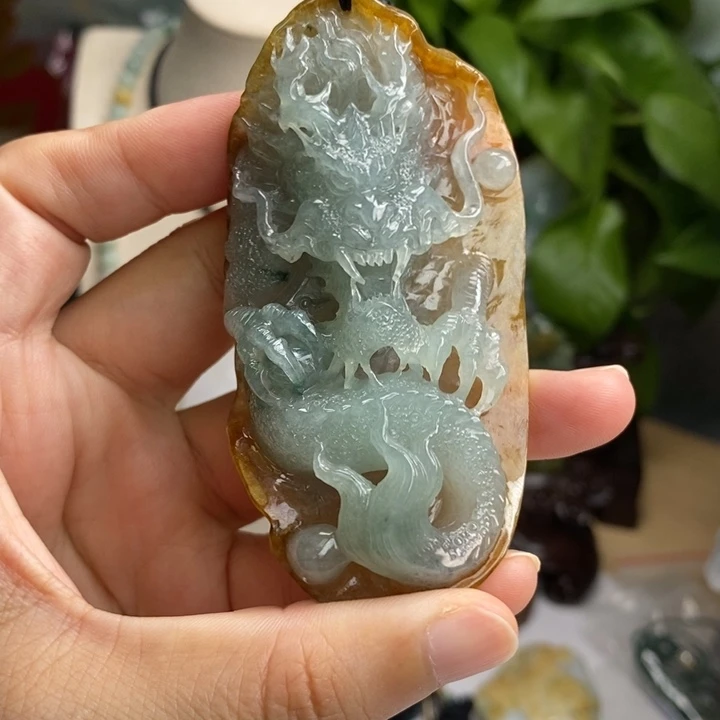 翡翠未镶嵌颈饰龙牌