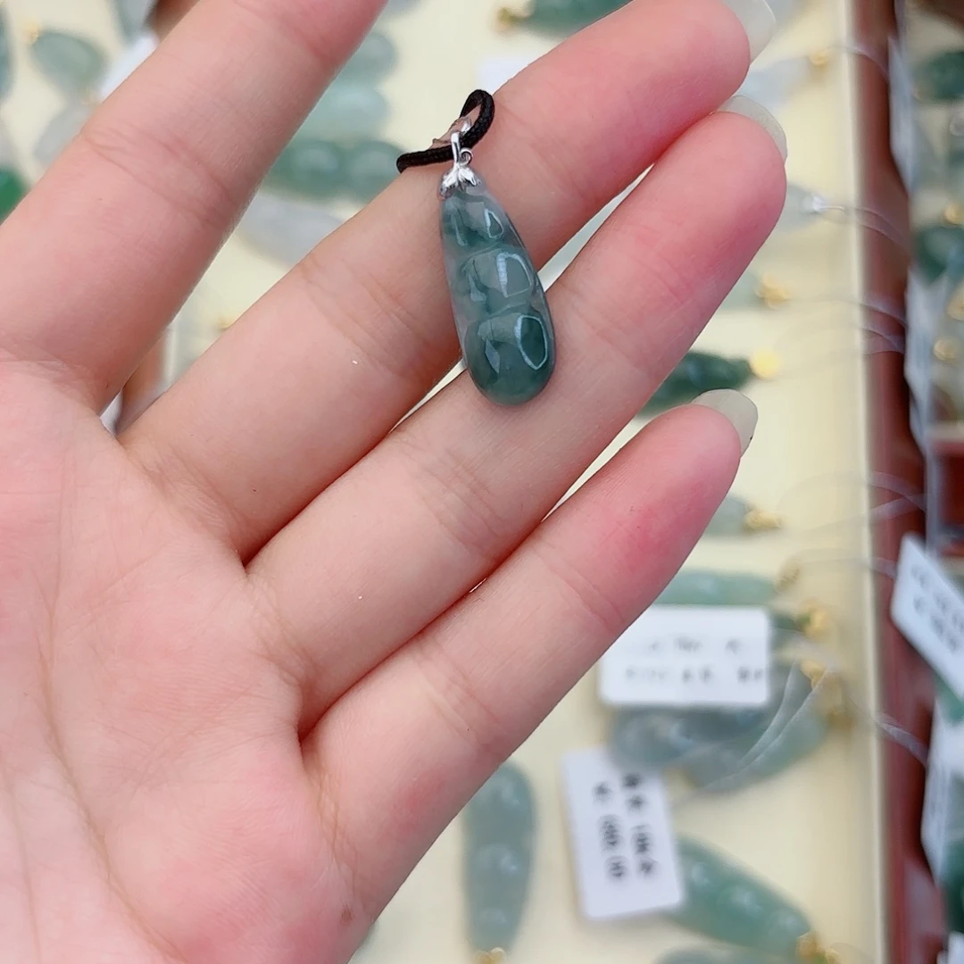 翡翠18K金镶嵌颈饰豆子
