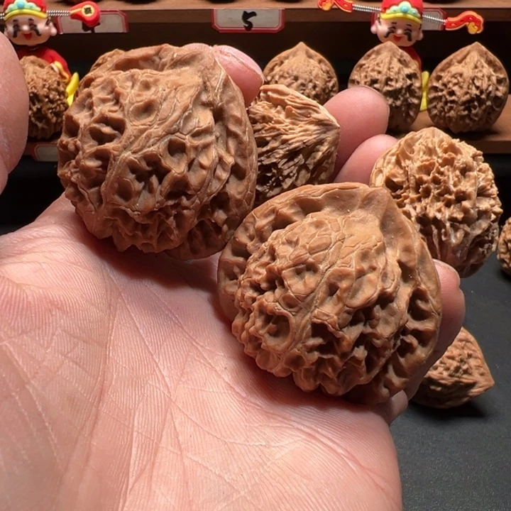 布***尼文玩核桃吊坠宫灯