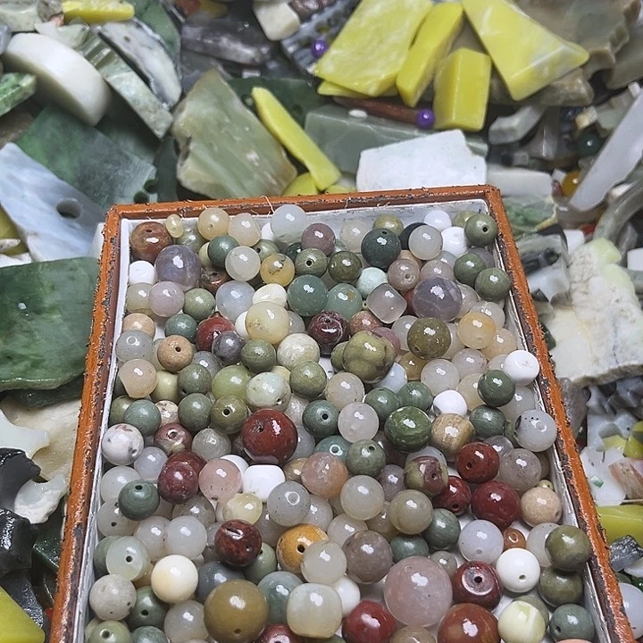 未镶嵌透闪石质玉珠宝奇石
