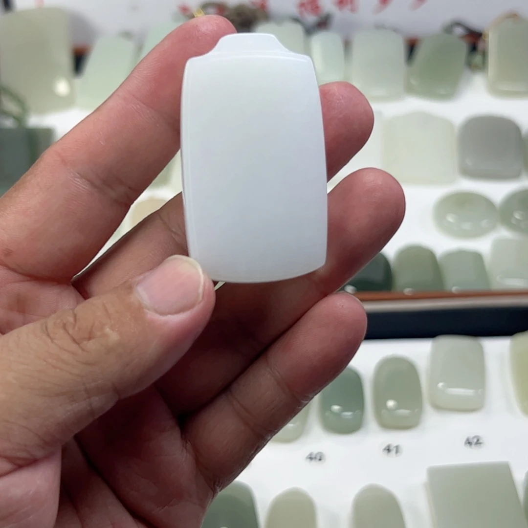 舞***筝和田玉未镶嵌颈饰