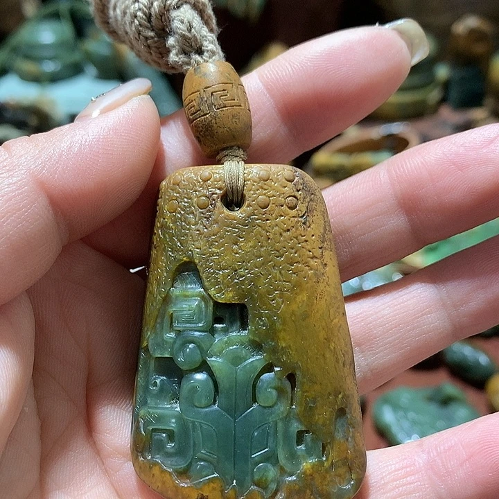 未镶嵌岫岩河磨玉（透闪石质玉）挂件