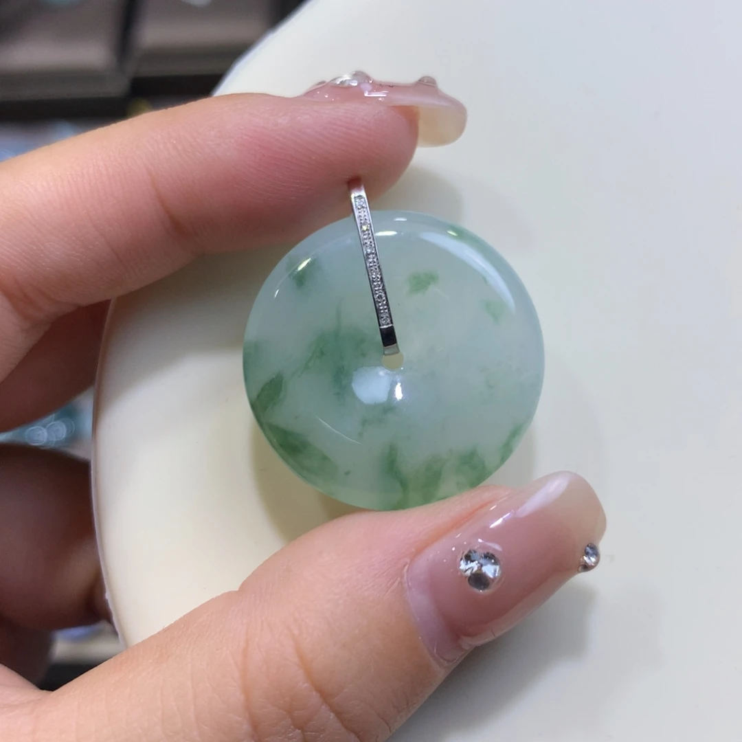 翡翠18K金镶嵌颈饰平安扣