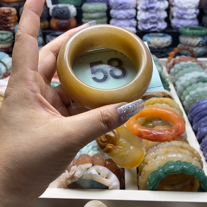 未镶嵌手镯石英岩玉