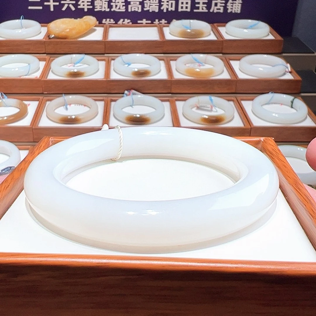 和田玉手镯 59 60未镶嵌小***墩