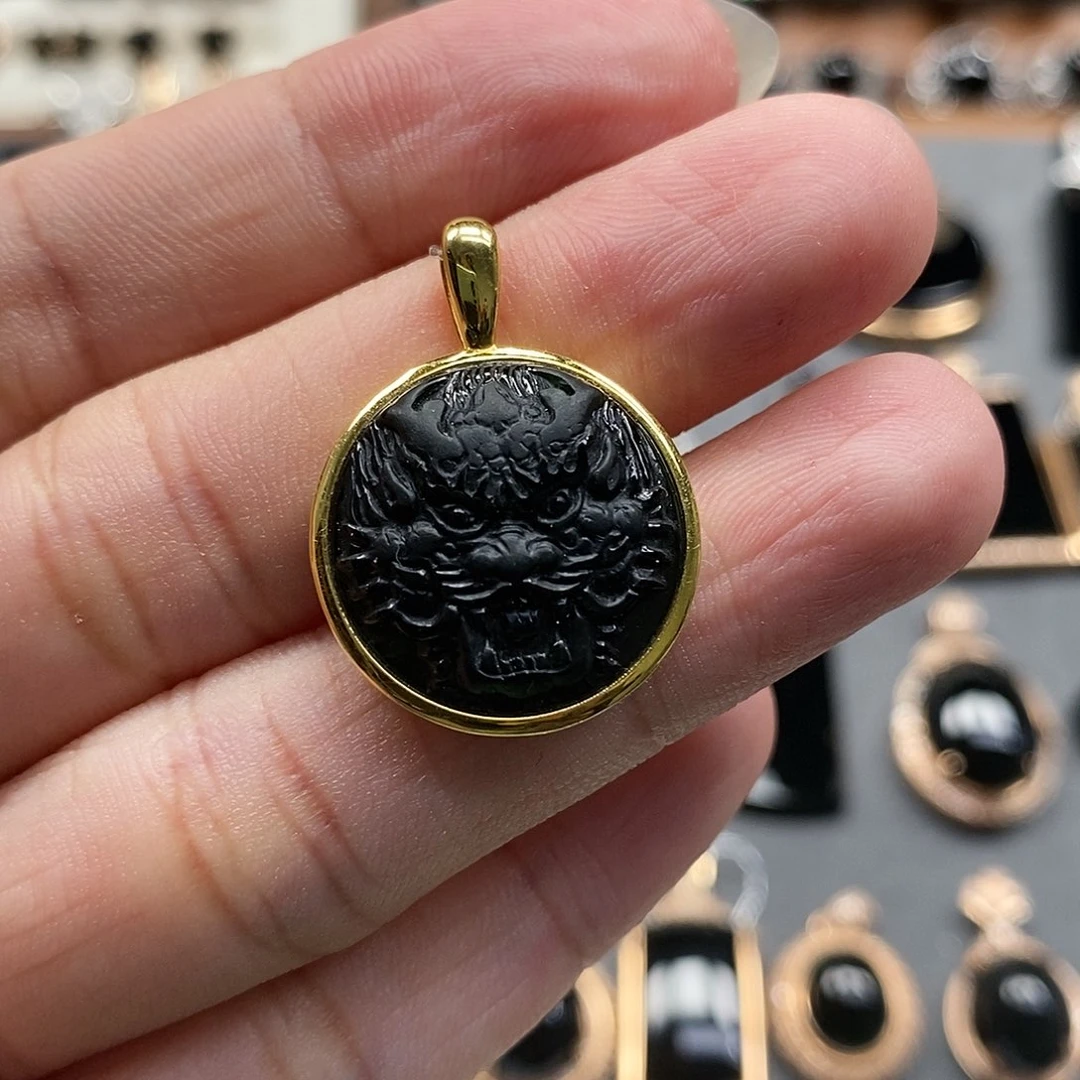 翡翠18K金镶嵌颈饰龙头