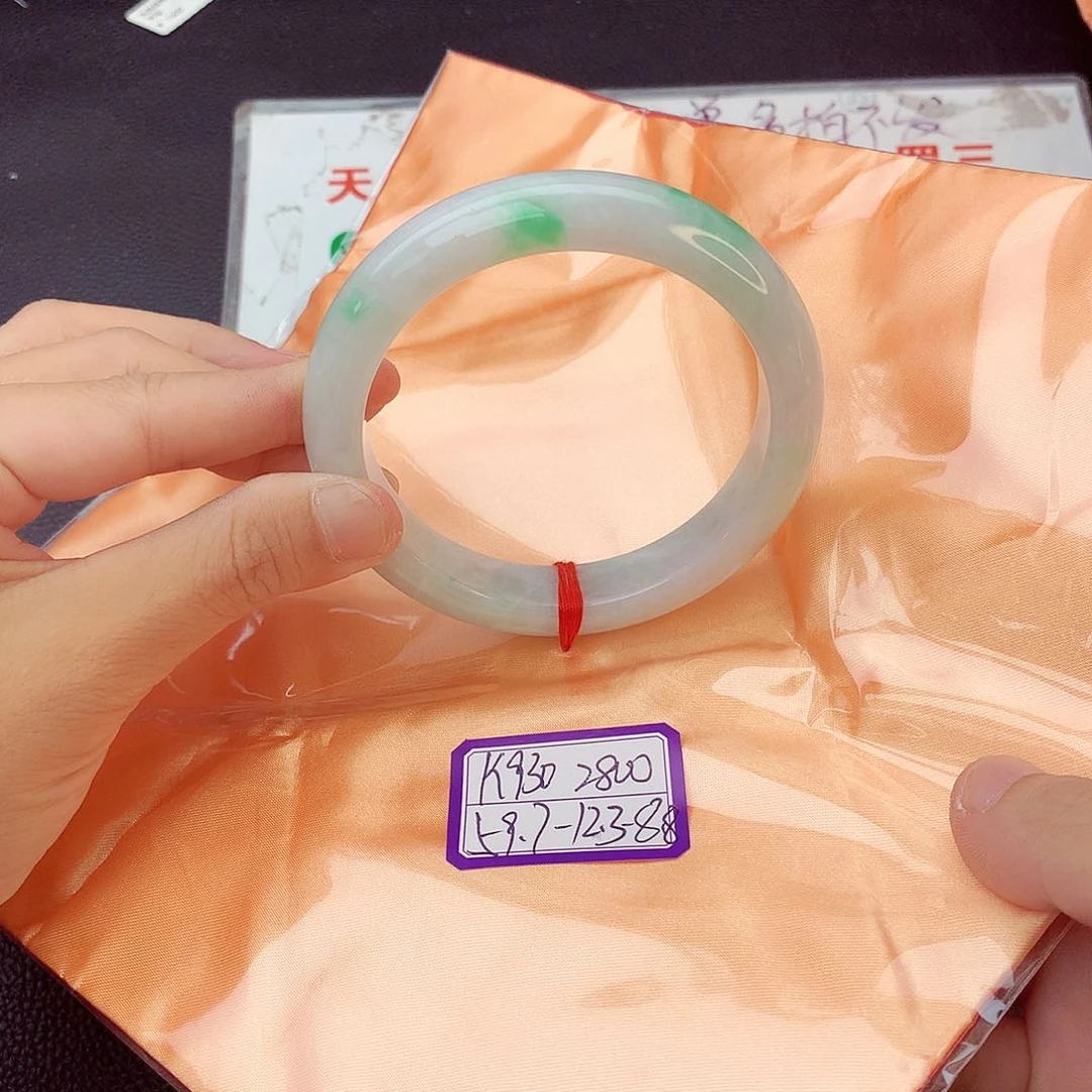 翡翠手镯未镶嵌翡翠